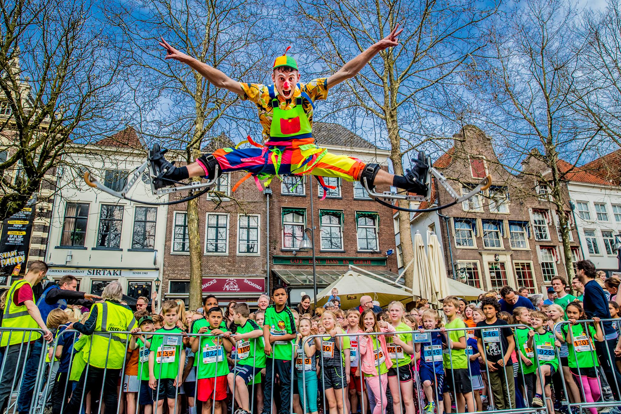 Clown op stelten Drenthe en Groningen